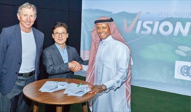 사우디아라비아와 골프존뉴딘그룹이 지난 3일 사우디 골프산업 발전을 위한 양해각서(MOU)를 맺었다. (왼쪽부터) 데이비드 레드베터, 최덕형 골프존뉴딘홀딩스 대표이사, 마제드 알소로르 사우디골프협회 대표이사.   /골프존  제공 