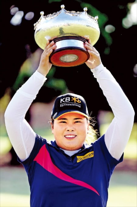 < 우승컵 들고 활짝 > 박인비가 16일 호주 로열 애들레이드GC에서 열린 LPGA투어 호주여자오픈에서 최종합계 14언더파 278타를 적어내 우승을 차지한 뒤 자신의 20번째 LPGA투어 우승 트로피를 들어 보이며 환하게 웃고 있다. 한국 선수가 LPGA투어에서 20승 이상을 거둔 건 박세리(25승)에 이어 박인비가 두 번째다. /EPA연합뉴스