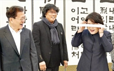 봉준호 감독과 '기생충' 제작진 만난 문 대통령 "영화산업 확실히 지원…간섭은 절대 없을 것"