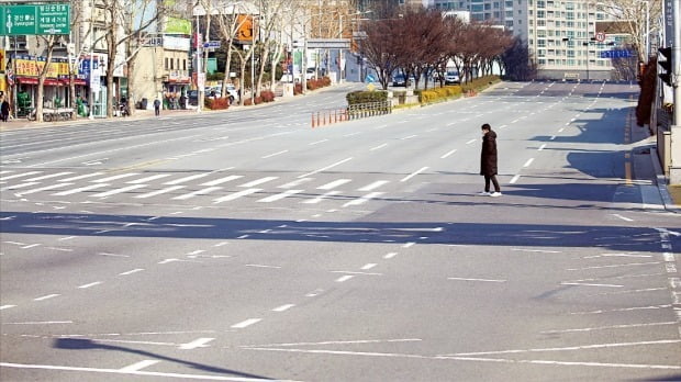 < 인적 끊긴 대구 도심 > 신종 코로나바이러스 감염증(코로나19) 확진자가 20일 현재 70명으로 급증한 대구·경북에서는 백화점 은행 등을 찾는 사람이 크게 줄었고 길거리도 한산해졌다. 대구의 번화가인 달구벌대로 청라언덕역 부근이 차량없이 한산한 모습을 보이고 있다.  /연합뉴스 