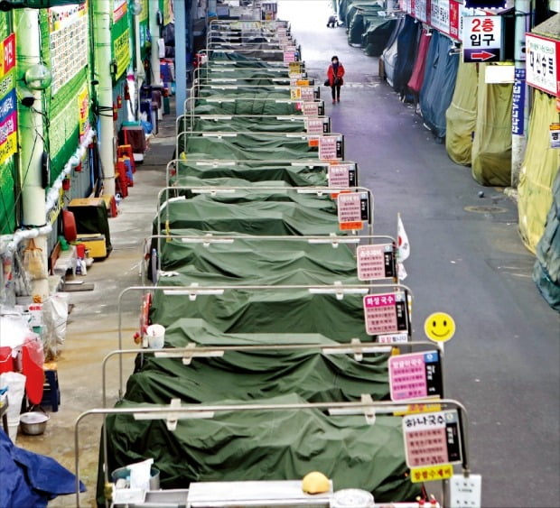 ‘코로나 여파’에 텅 빈 대구 서문시장