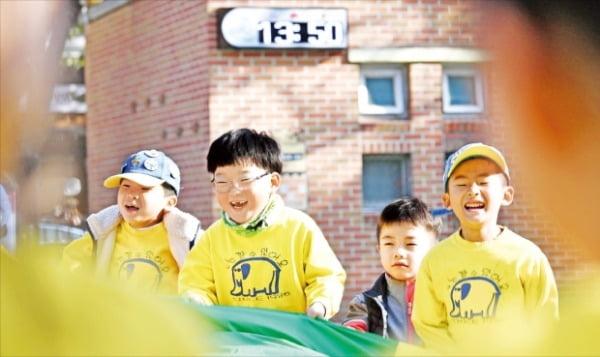 한국전기안전공사의 ‘발광다이오드(LED) 시계’가 설치된 전북 전주시 완산구 선수촌공원에서 아이들이 뛰어놀고 있다.    한국전기안전공사 제공 