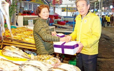 한국서부발전 "전통시장 살리자"…장보기 행사