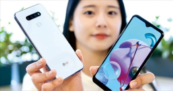LG전자 모델이 26일 선보이는 실속형 스마트폰 ‘LG Q51’을 소개하고 있다.  /LG전자  제공 