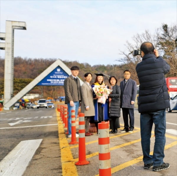 서울대 학위수여식 취소…“추억은 남겨야지”