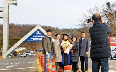 서울대 학위수여식 취소…“추억은 남겨야지”