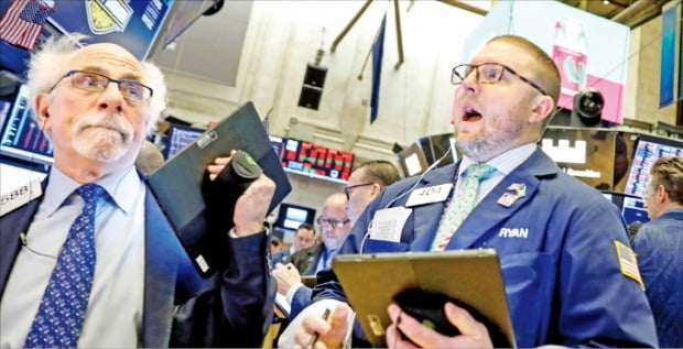 27일(현지시간) 미국 뉴욕증권거래소(NYSE)에서 주가가 급락하자 트레이더들이 전광판을 보며 놀란 표정을 짓고 있다. /로이터연합뉴스
