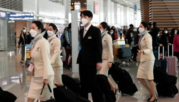 신종 코로나바이러스 감염증이 확산하고 있는 가운데 29일 인천국제공항에서 마스크를 쓴 승무원들이 이동하고 있다. 사진=연합뉴스