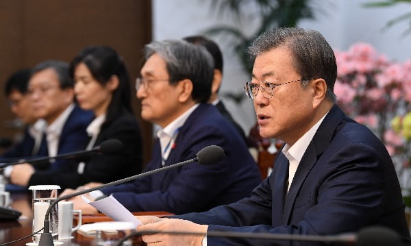 문 대통령, 우한 영사 격려 … 교민 송환 과정서 한국 홀대 논란 속에서도 전해진 감동