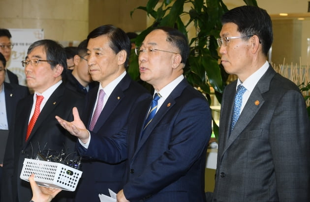 거시경제 금융회의 마치고 브리핑하는 경제수장들