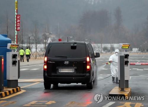 우한 교민 격리 수용 이틀째…진천 국가인재개발원 안팎 '평온'