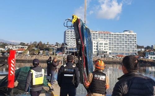 서귀포 포구 정박 레저보트 화재로 침몰…인명피해 없어