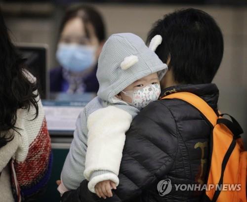중국 의료진 "1살 이하 유아는 마스크 부적합…부모가 조심해야"