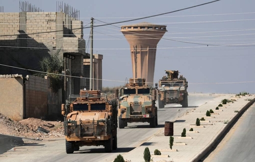 "터키군 장갑차·탱크 등 40여대 국경넘어 시리아 북서부 진입"