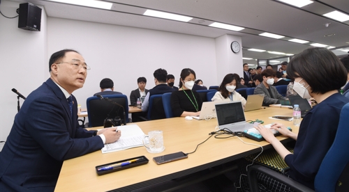 홍남기 "현재로선 추경 검토한바 없어…경제영향 좀더 지켜봐야"