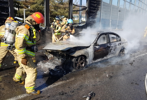 과천봉담고속화도로서 BMW 차량 화재…"엔진쪽서 연기"