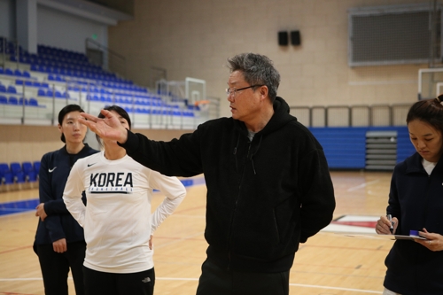 이문규 여자농구 대표팀 감독 "2승 해서 도쿄올림픽 가겠다"