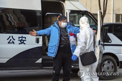 중국 신종코로나 환자, '우한 방문' 숨기고 의료진 30여명 접촉