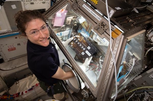 미국 우주비행사 코크, 여성 최장 우주체류 기록세우고 귀환(종합)