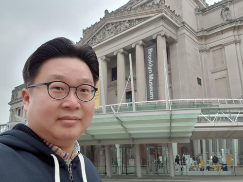 송혜교-서경덕, 뉴욕 브루클린 미술관에 한국어 안내서 기증