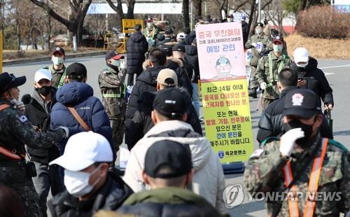 국방부 "장병 1천100여명 격리…군무원 출근버스 접촉자 포함"