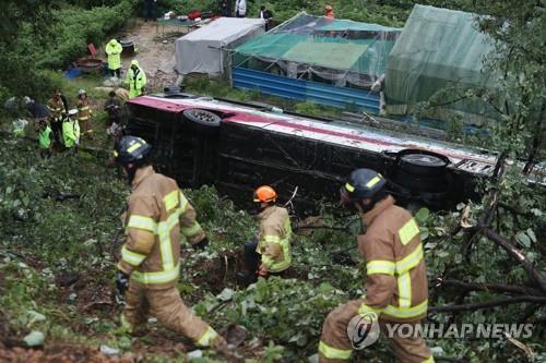 빗길 과속 추락사고 낸 고속버스 기사 금고형 집행유예