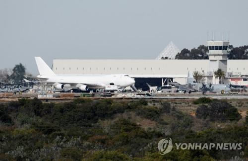 우한 3차 전세기 탈출 미국인 300여명 귀환…격리 생활