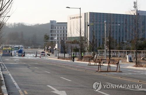 문 대통령 "우한 교민 3차 귀국해도 아산·진천 추가 수용 없어"