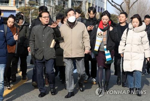 이낙연, 뚜벅이 유세…"청년 돌아오는 종로…신분당선 연장추진"(종합)