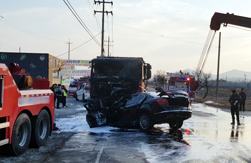 음성서 승용차·25t 트럭 정면충돌…1명 숨져