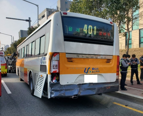 울산서 화물차가 시내버스 추돌…승객 11명 다쳐