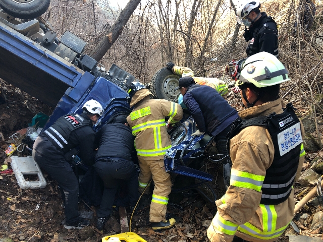 춘천 공원묘원서 1t 트럭 추락…40대 운전자 숨져