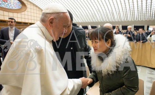 교황 '버럭'하며 손등 때린 아시아계 여성 직접 만나 사과