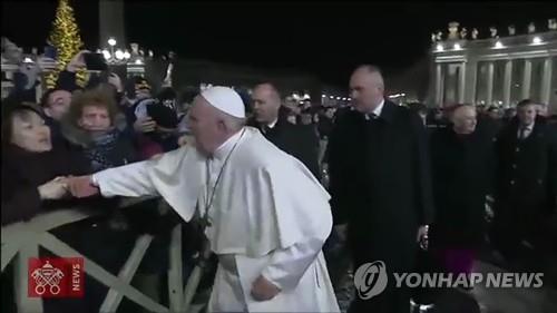 교황 '버럭'하며 손등 때린 아시아계 여성 직접 만나 사과