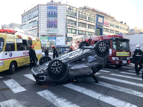 인천서 교통사고로 승용차 전복…70대 운전자 다쳐