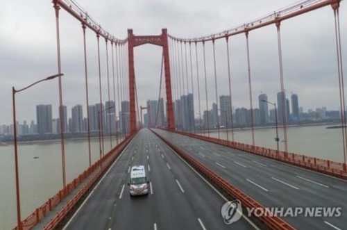 "전세기 탑승 우한 교민들, 中 봉쇄식 관리로 이동에 '진땀'"(종합)