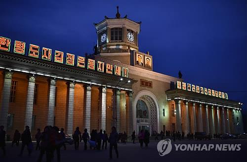 '北의 서울역' 평양역 마스크 의무화…총리도 마스크 쓰고 등장