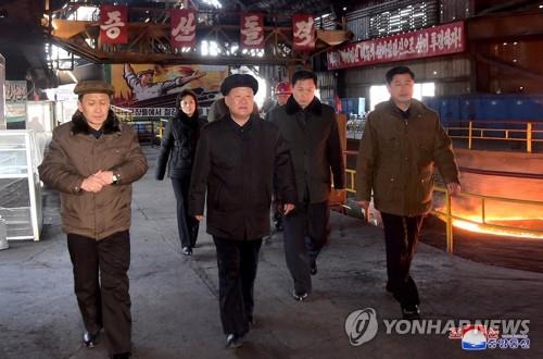 북한 금속공업상 "경제 어렵다…주체철 생산 총력 다해야"
