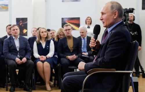"푸틴 대통령 신뢰도 35%…약 2년 새 거의 절반으로 추락"