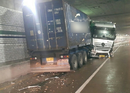 부산서 빗길 교통사고로 2명 부상…1시간 차량 정체
