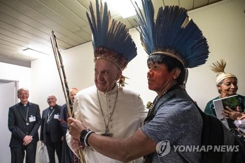 교황, 사제독신제 전통 손 안 대기로…결혼한 남성 사제 불허