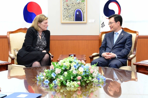 외교차관, 코리아소사이어티 만나 한미관계 발전노력 당부