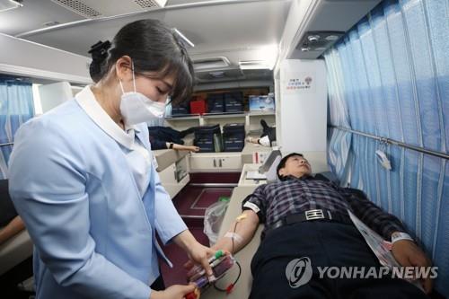 꽃 사기·헌혈·전통시장 이용…공직사회 "코로나19 함께 극복"(종합)