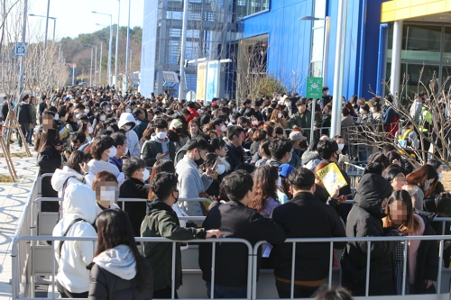 코로나19 우려 속 개점 이케아 동부산점 온종일 '시끌시끌'(종합)