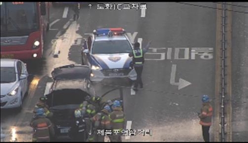 인천서 신호대기 중이던 SUV 차량에 불…엔진 과열 추정