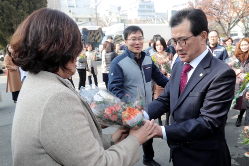 "화훼 농가 돕자"…충북도, 도청 광장에 일일 직거래장터 개설