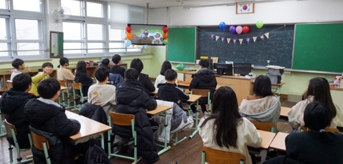 졸업생 전원에 장학금…대전 진잠초 104회 졸업식