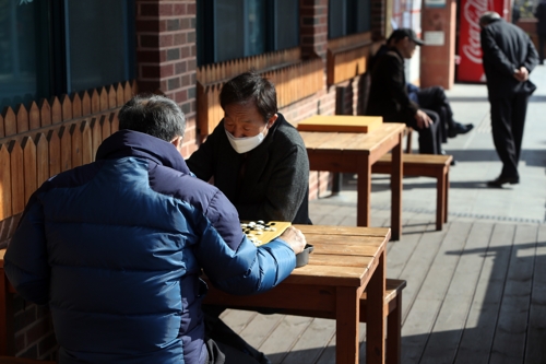 [코로나19 한달] "바이러스 덮친 세상, 창살 없는 감옥"…갈 곳 잃은 노인들