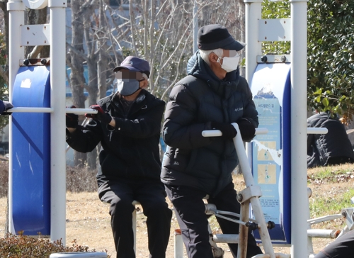 [코로나19 한달] "바이러스 덮친 세상, 창살 없는 감옥"…갈 곳 잃은 노인들