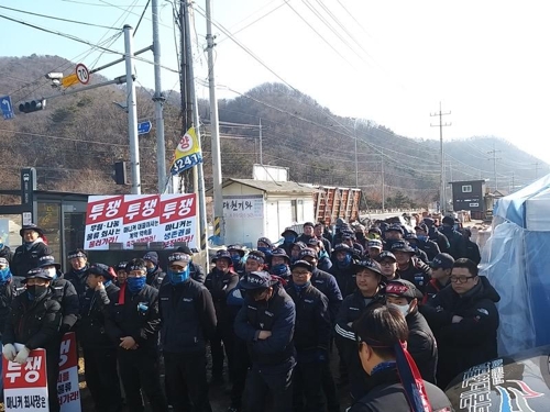 "직접고용 이행하라"…마니커 하청 화물근로자 60여명 농성